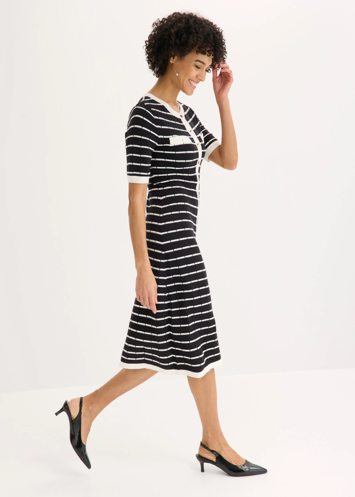 Rochie tricotată cu nasturi, din viscoză • negru-ecru cu dungi • magazin bonprix