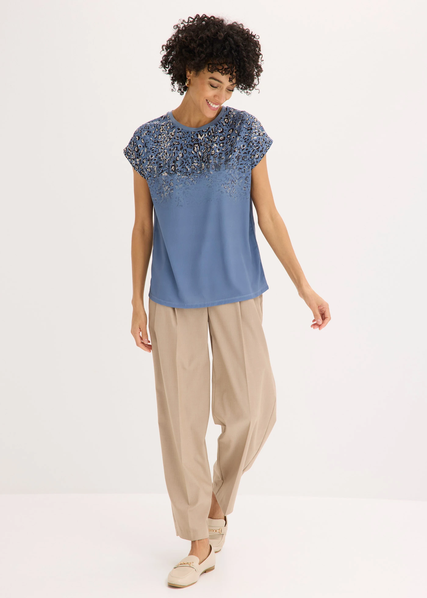 T-shirt à empiècement tissé et strass • bleu fumé léopard • Boutique bonprix