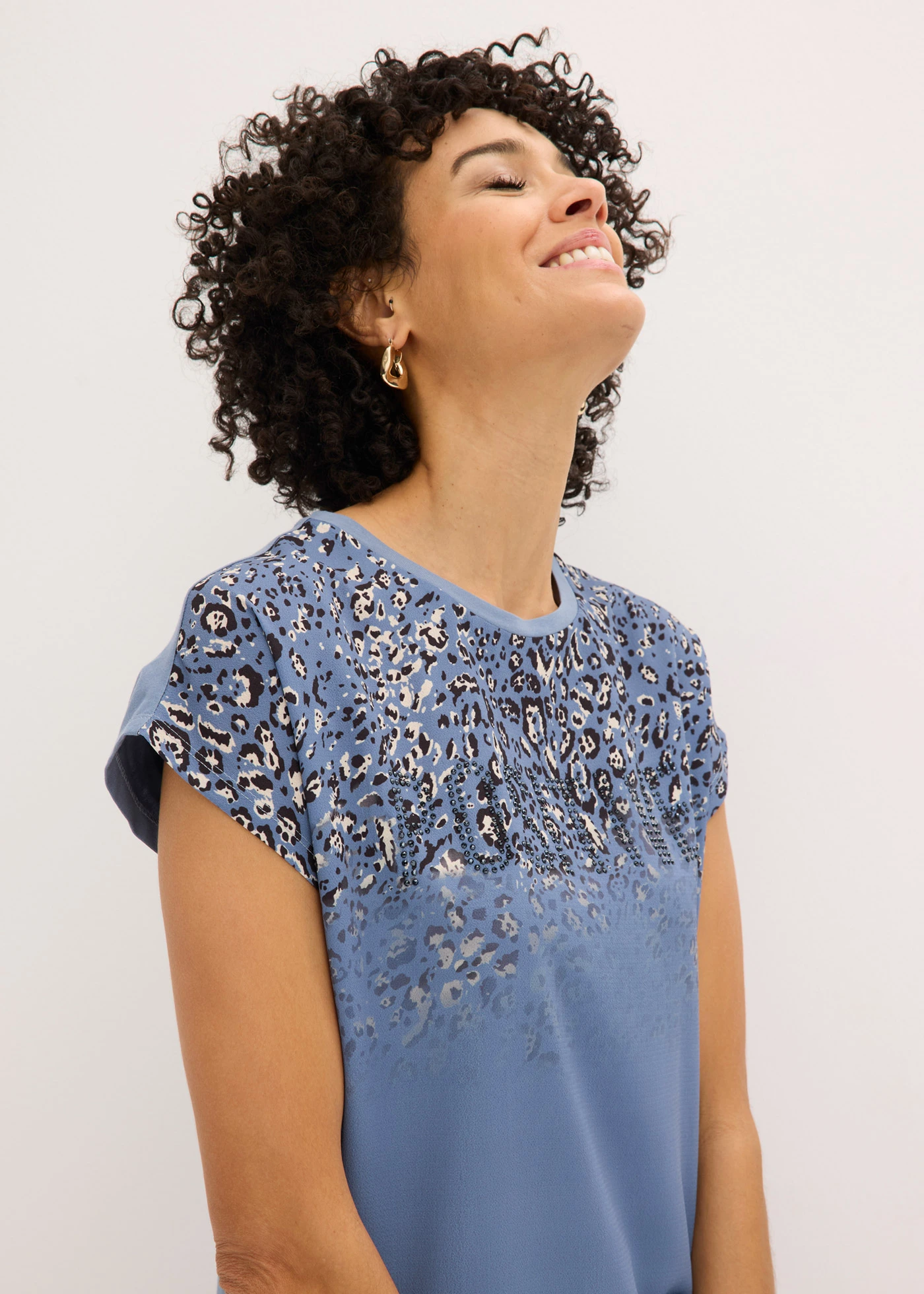 T-shirt à empiècement tissé et strass • bleu fumé léopard • Boutique bonprix