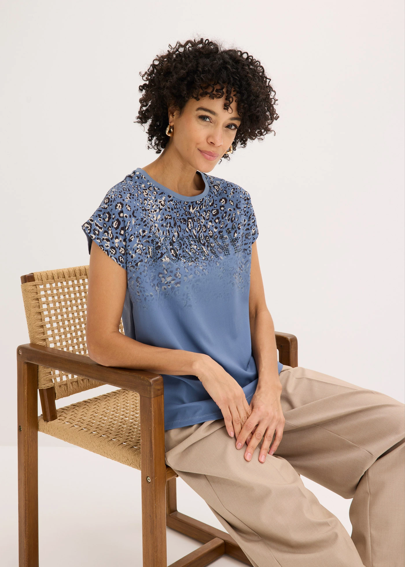 T-shirt à empiècement tissé et strass • bleu fumé léopard • Boutique bonprix