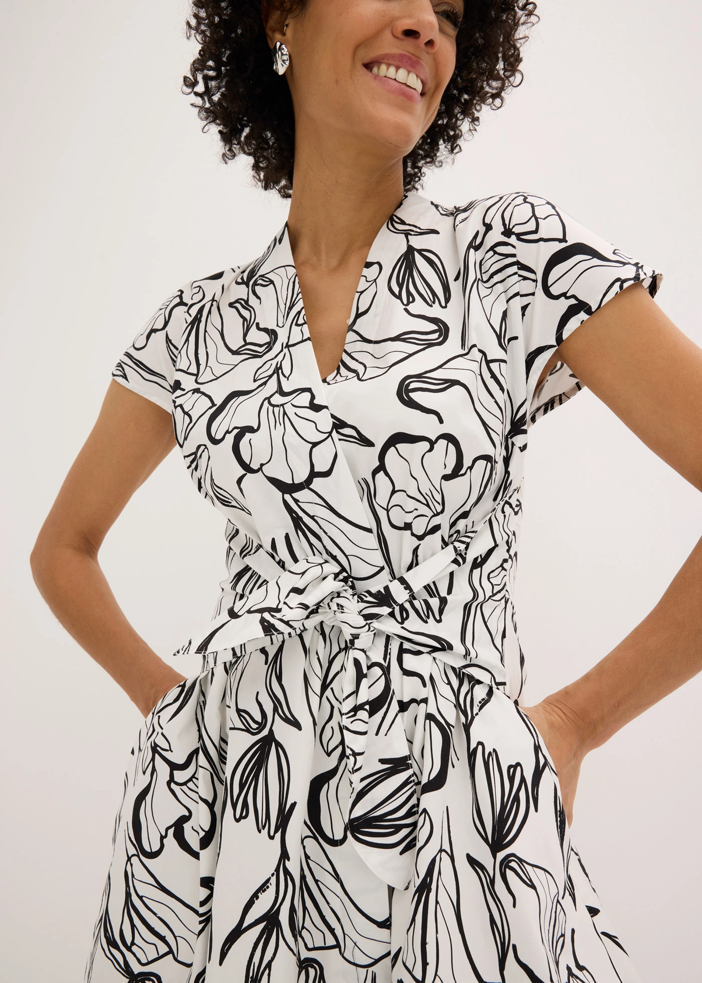 Jurk met drapering • wolwit-zwart gebloemd • bonprix online shop