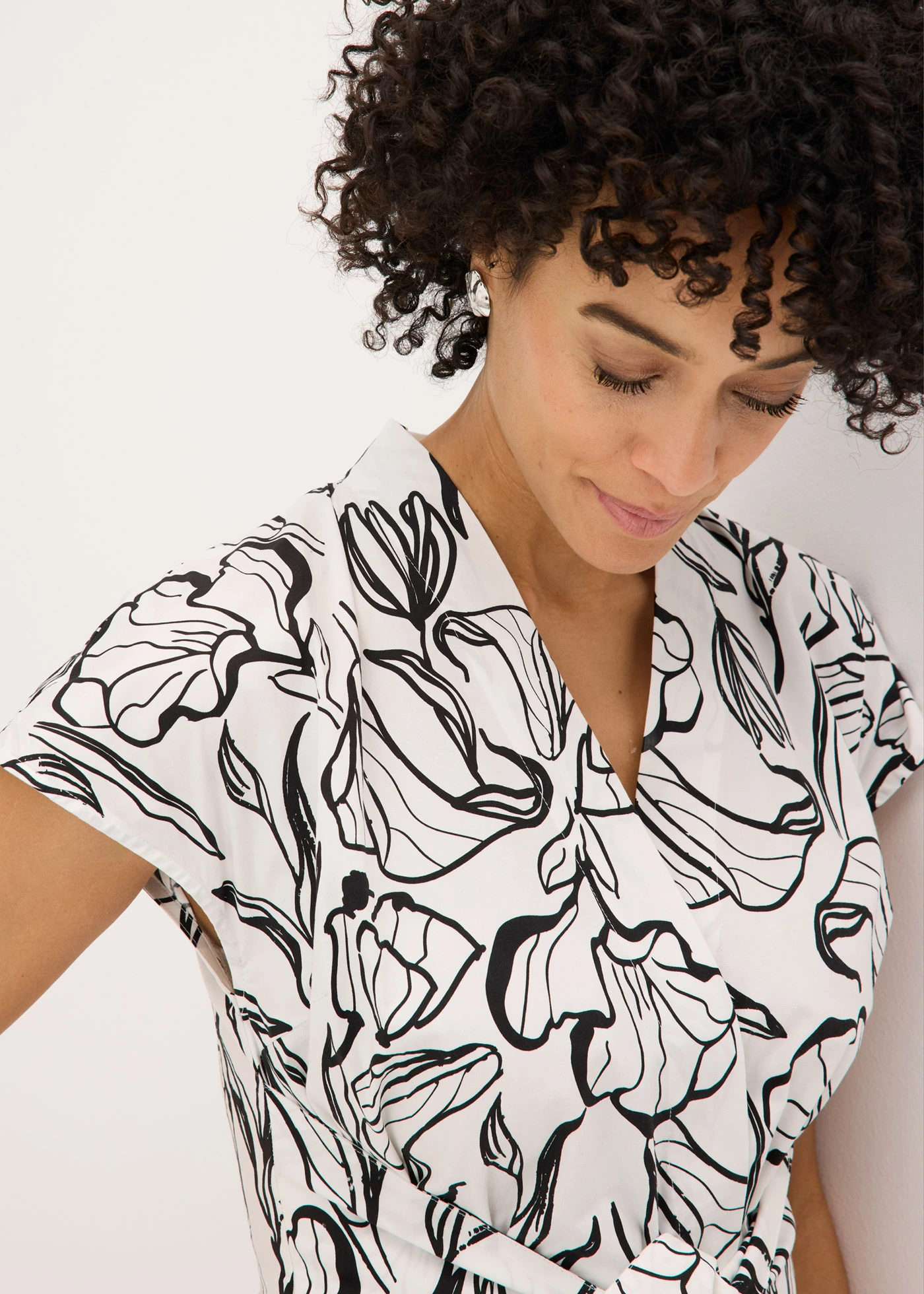 Robe drapée • écru-noir floral • Boutique bonprix