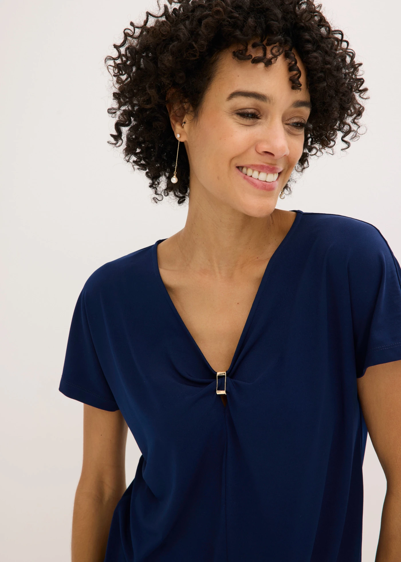 Bluză tricot cu inel decorativ • bleumarin • magazin bonprix