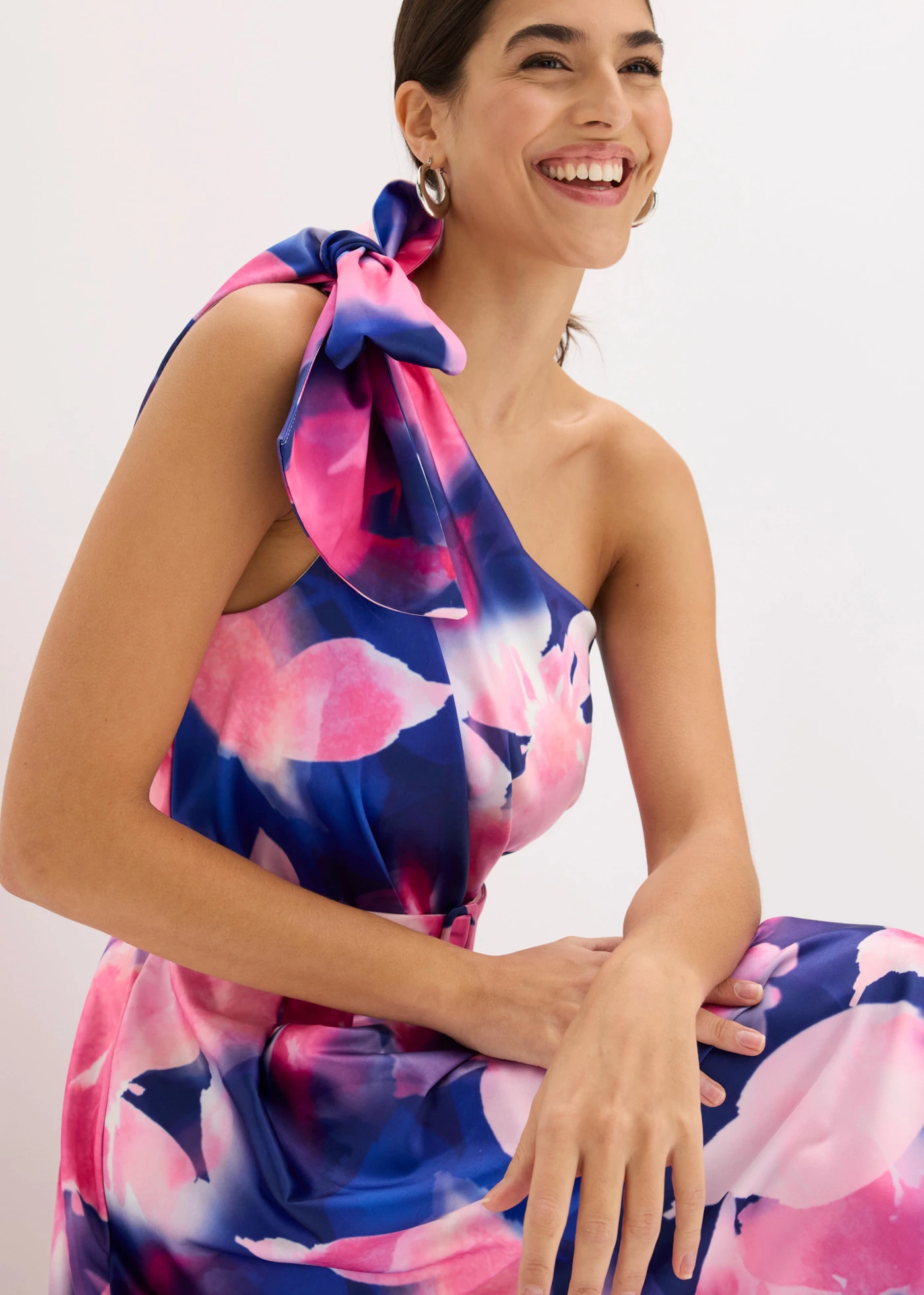 One shoulder jurk van glanzend satijn • blauw-pink gebloemd • bonprix online shop