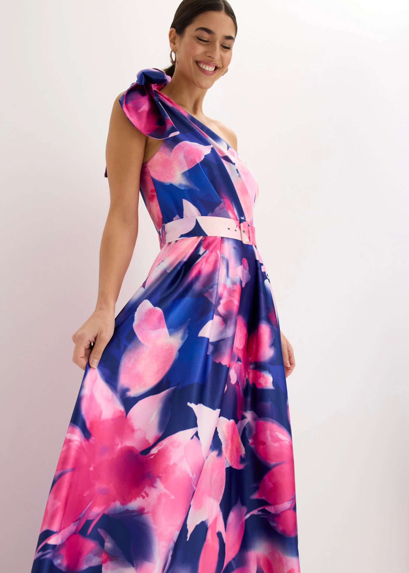 Robe asymétrique en satin brillant • bleu/magenta à fleurs • Boutique bonprix