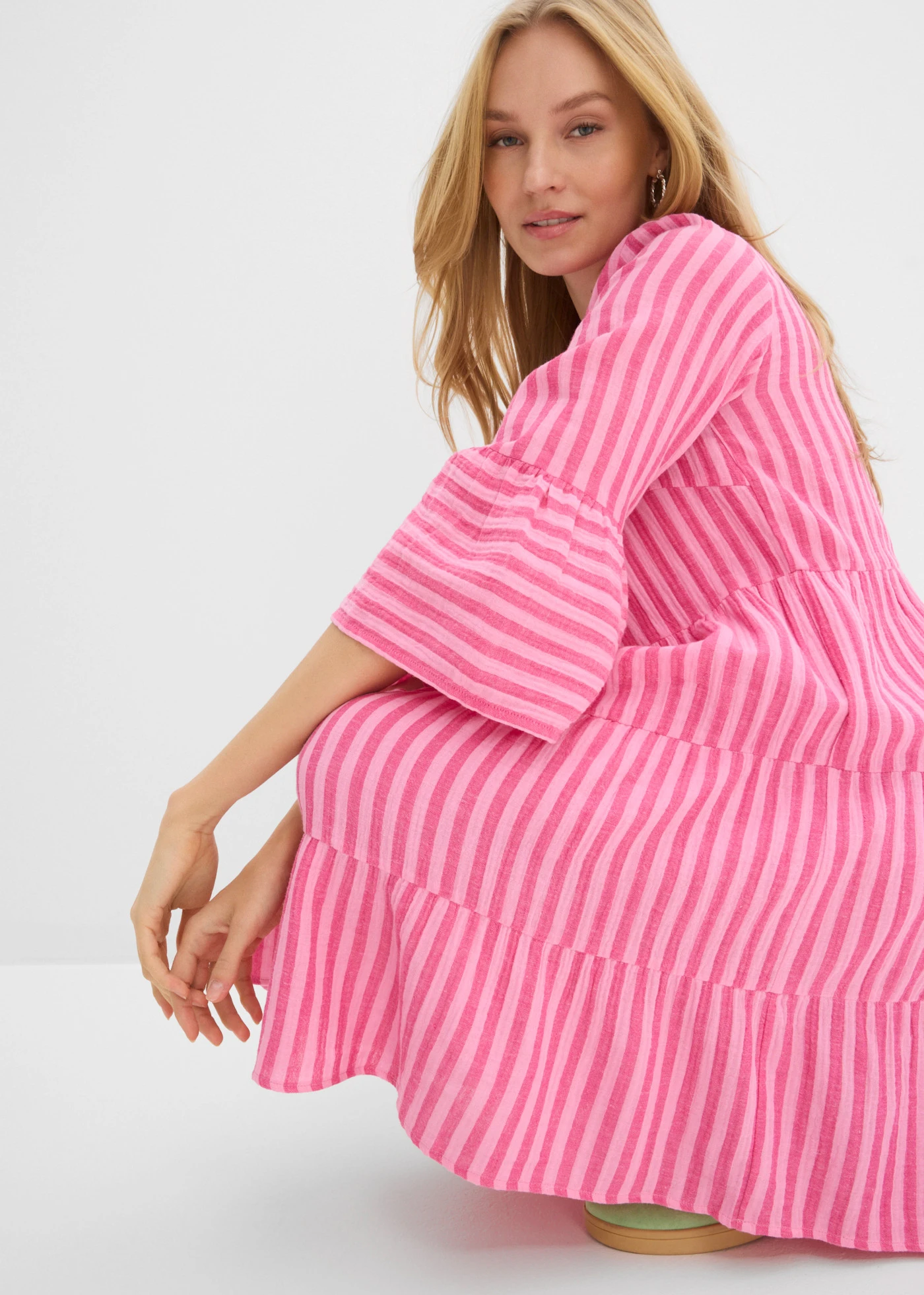 Sukienka tunikowa z przewiewnego muślinu • jasnoróżowy-różowy pinklady w pionowe paski • sklep bonprix