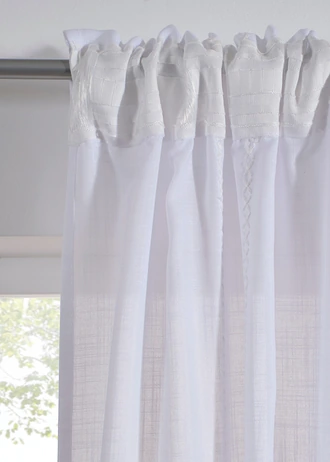 Függöny hímzett csíkokkal (1 db), szín: fehér