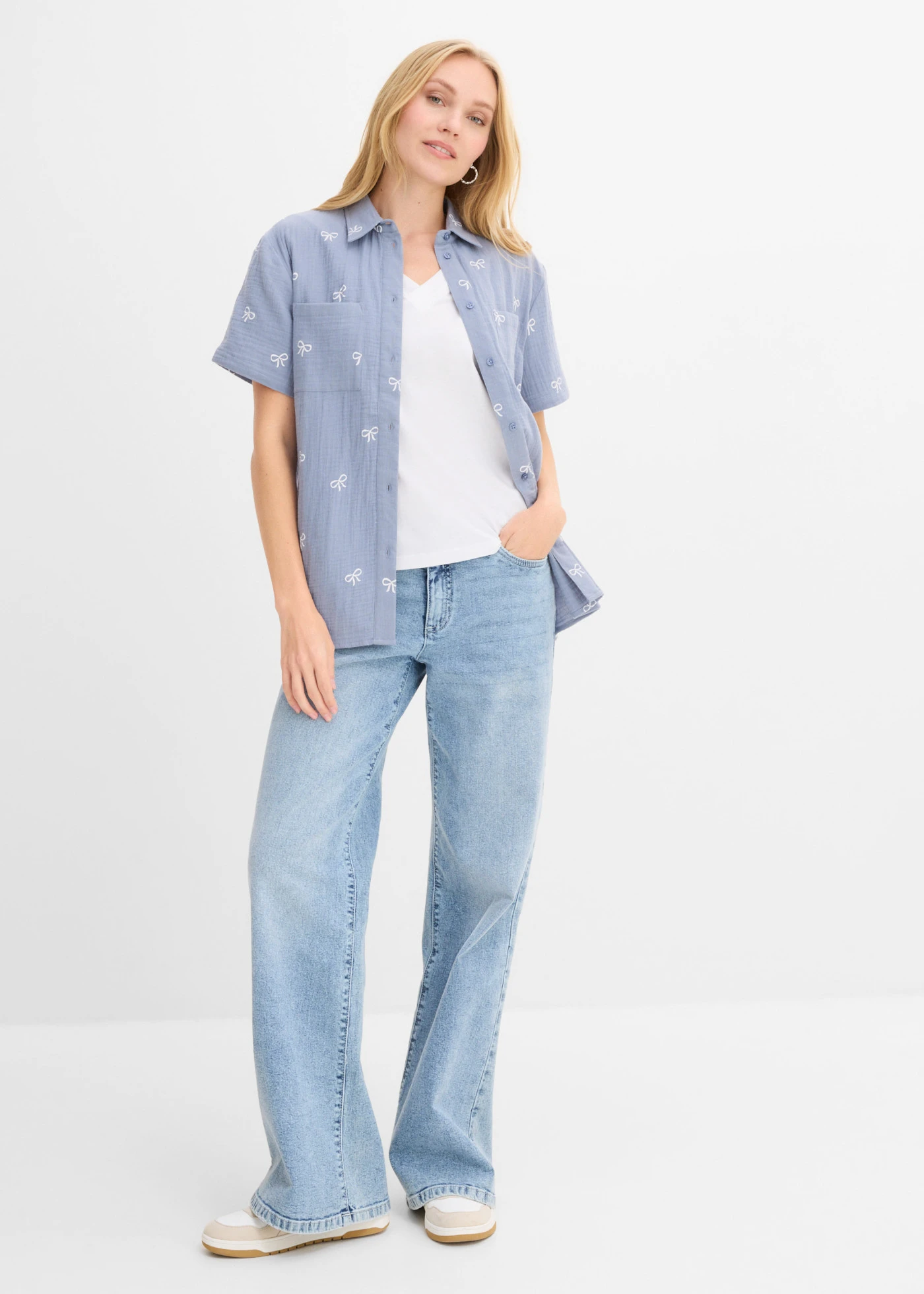 Blouse van mousseline met korte mouwen • rookblauw/wit met print • bonprix online shop