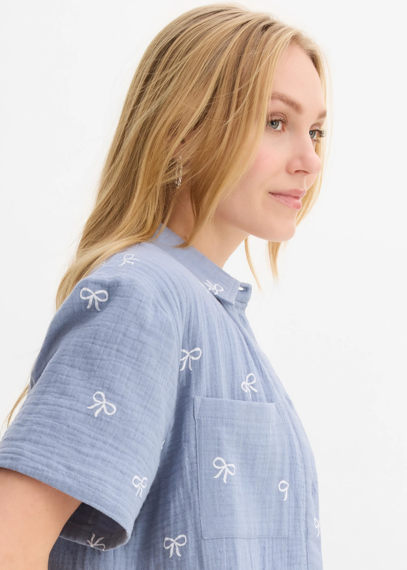 Blouse van mousseline met korte mouwen • rookblauw/wit met print • bonprix online shop