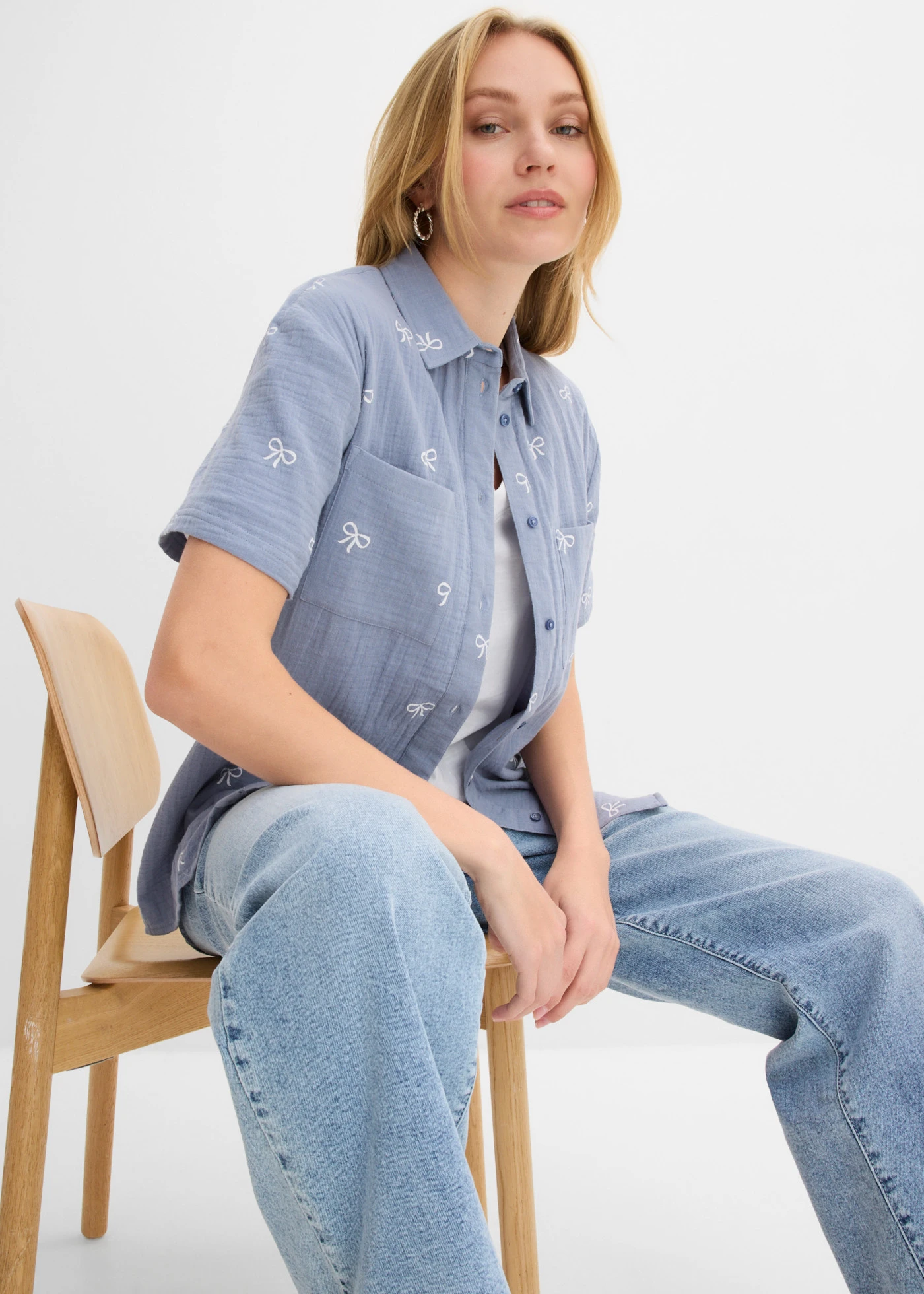 Blouse van mousseline met korte mouwen • rookblauw/wit met print • bonprix online shop