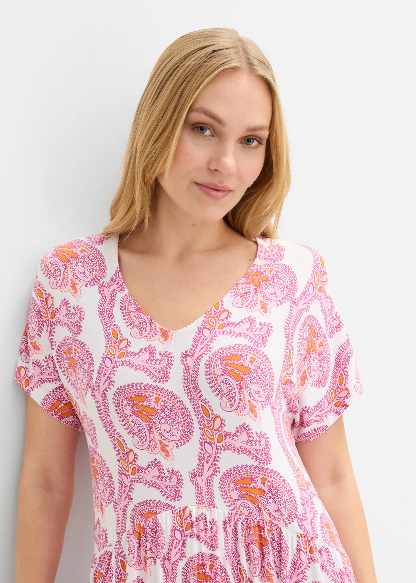 Robe fluide en jersey viscose • rose/rose fuchsia/blanc/orange vif paisley • Boutique bonprix