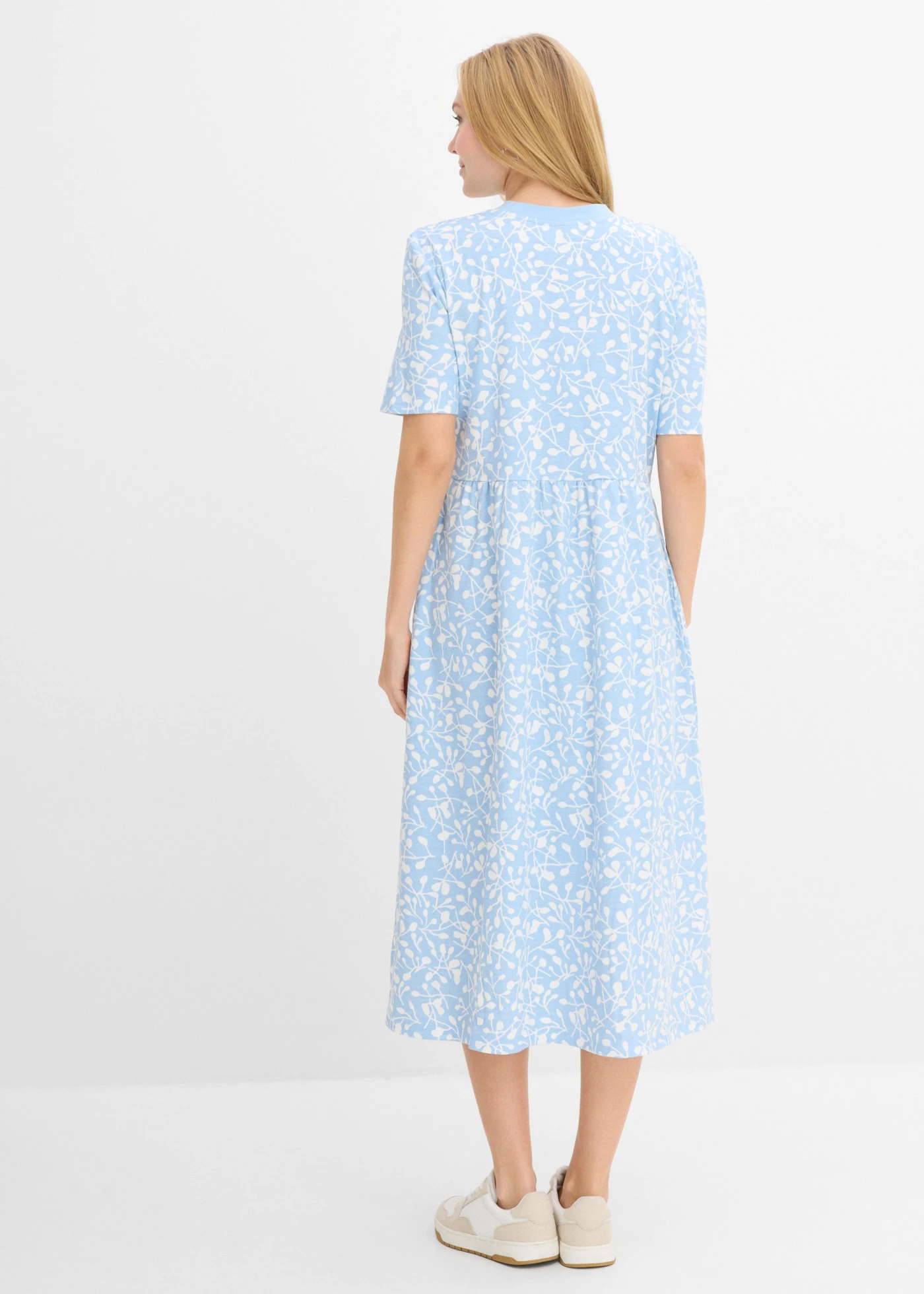 Robe évasée en jersey de coton épais • bleu clair-écru imprimé • Boutique bonprix