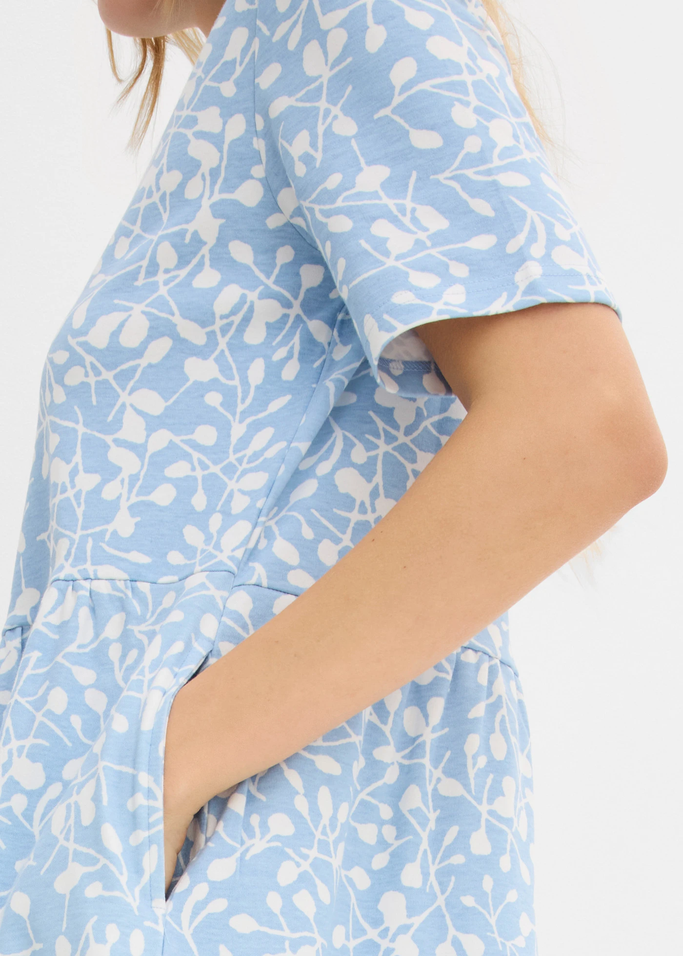 Robe évasée en jersey de coton épais • bleu clair-écru imprimé • Boutique bonprix