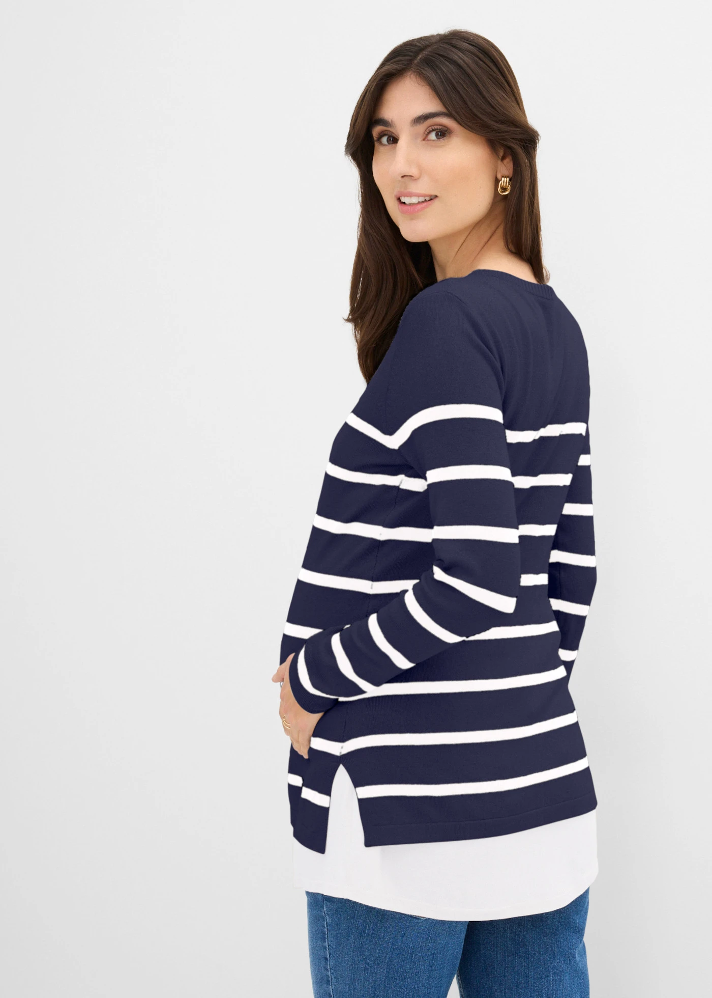 Pull de grossesse et d’allaitement en maille légère • bleu foncé-blanc rayé • Boutique bonprix