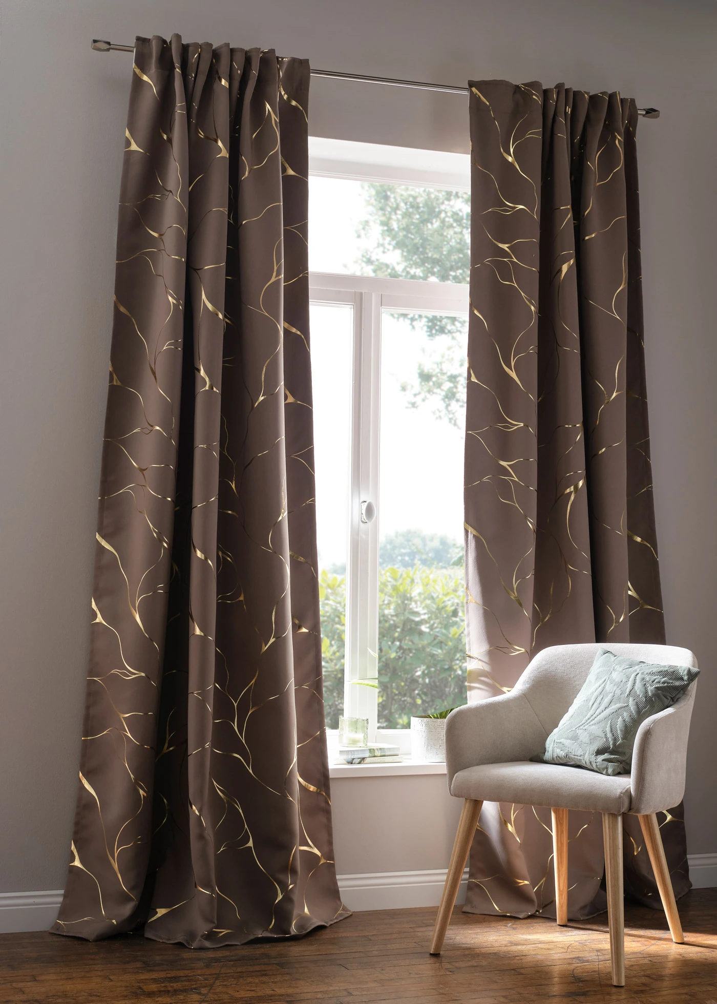 Verduisterend gordijn met glanzende print (1 stuk) • bruin-goudkleur • bonprix online shop