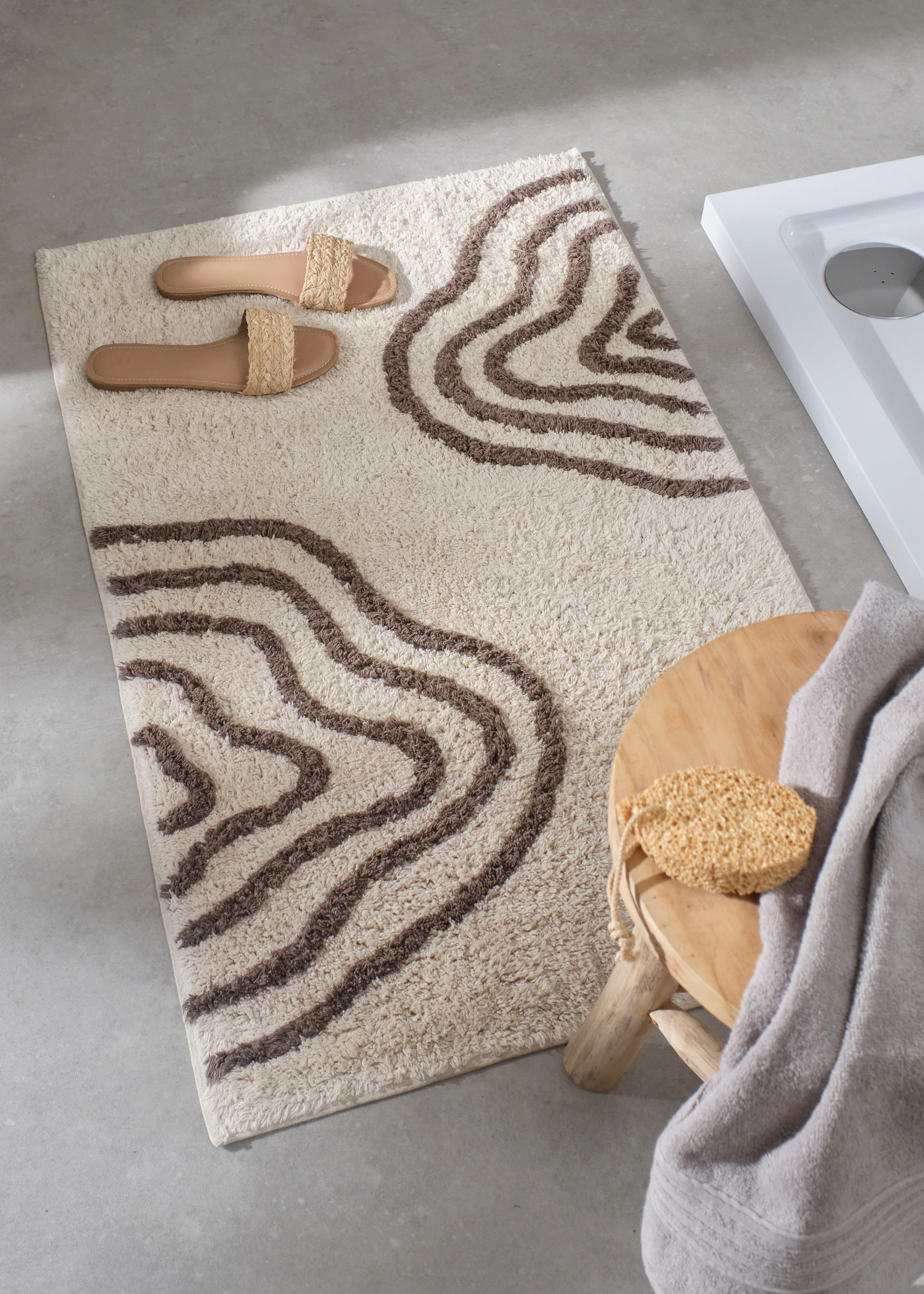 Fürdőszobaszőnyeg grafikai dizájnban • barna-grafikai mintás • bonprix áruház