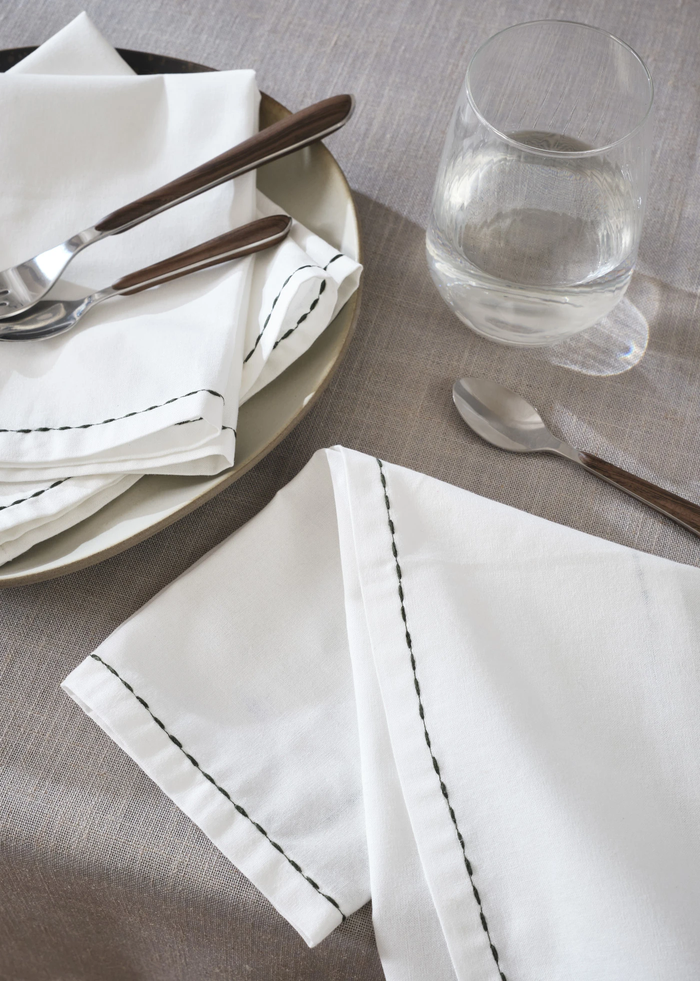 Lot de 4 serviettes en tissu coton brodé • beige-olive • Boutique bonprix