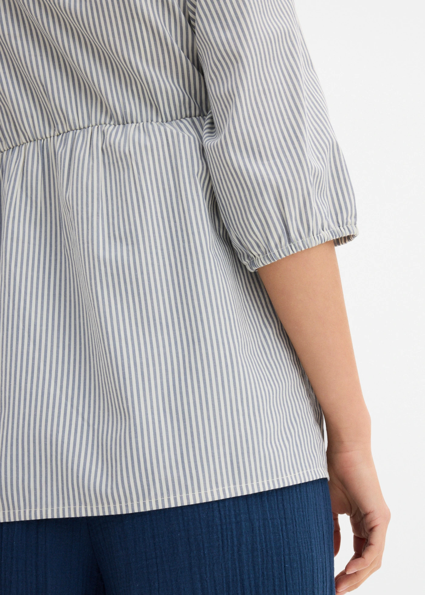 Blouse de grossesse en léger voile de coton • écru-bleu fumé rayé • Boutique bonprix