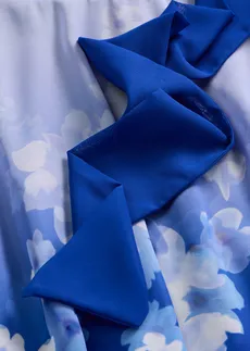 Chiffon jurk met een puntvormige zoom en striklint • blauw gebloemd • bonprix online shop