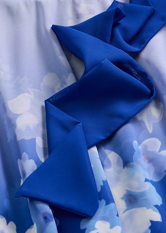 Sifon ruha aszimmetrikus vonalvezetéssel és megkötős pánttal • kék/virágmintás • bonprix áruház