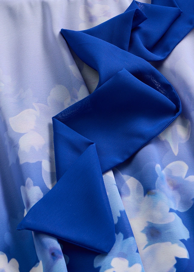 Robe en mousseline avec ceinture à nouer et jupe à pans • bleu floral • product-page.page-title-suffix