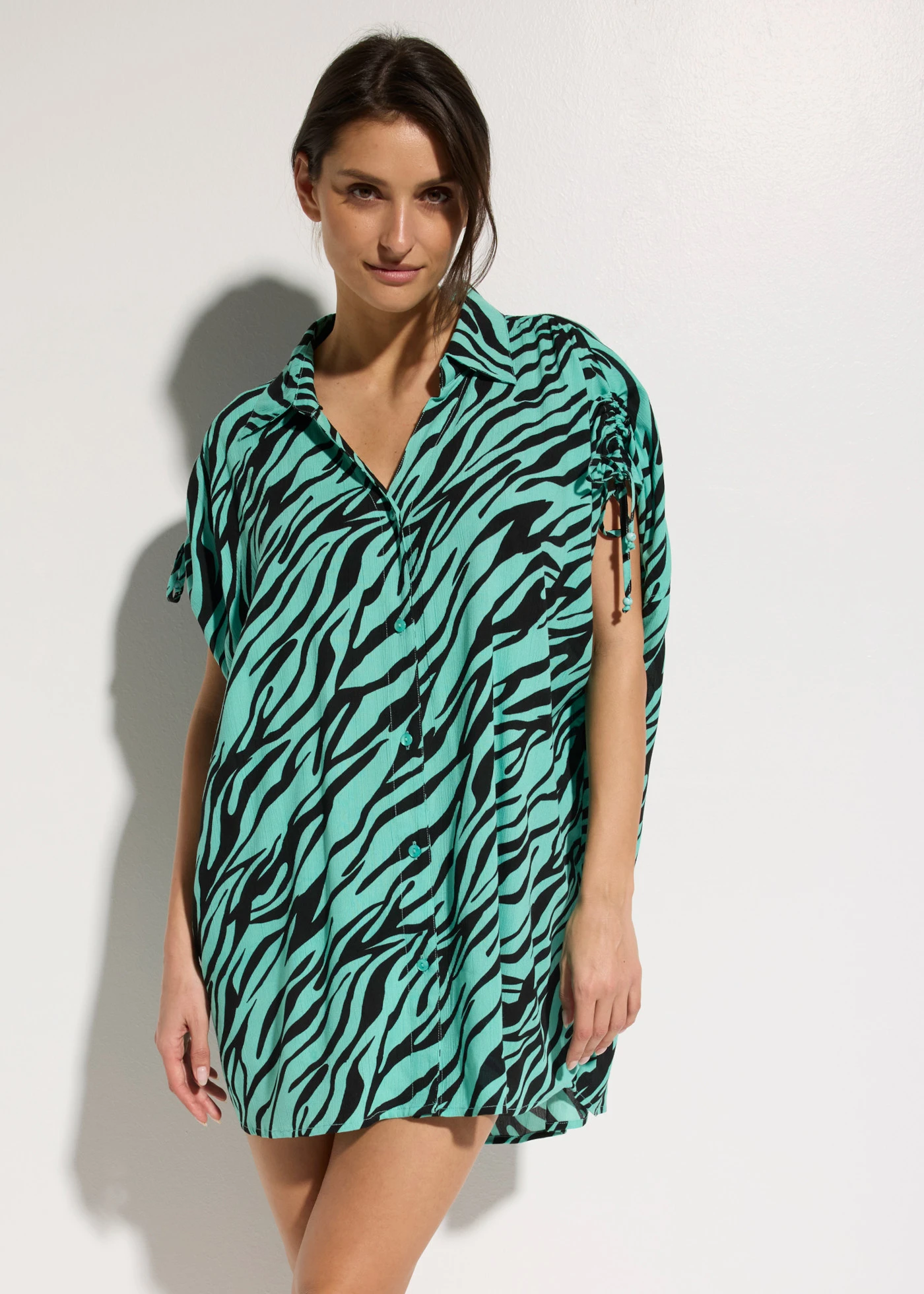 Chemise de plage aspect froissé • noir-vert menthe zèbre • Boutique bonprix