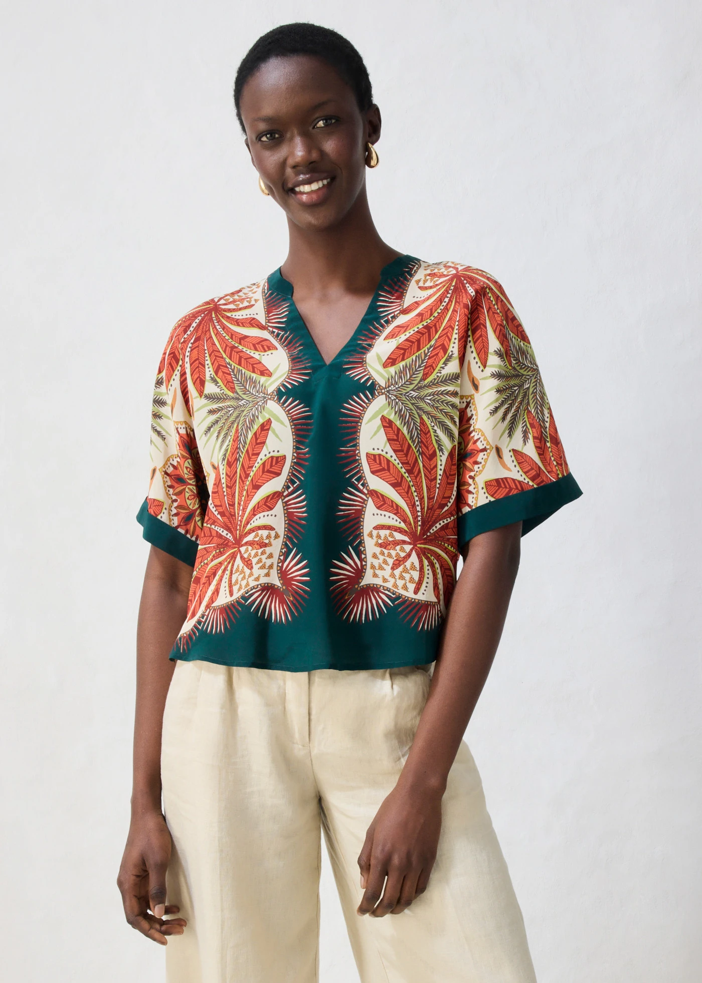 Blouse en soie mélangée • vert profond/rouge désert imprimé • Boutique bonprix