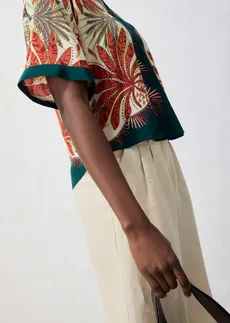 Blouse en soie mélangée • vert profond/rouge désert imprimé • Boutique bonprix