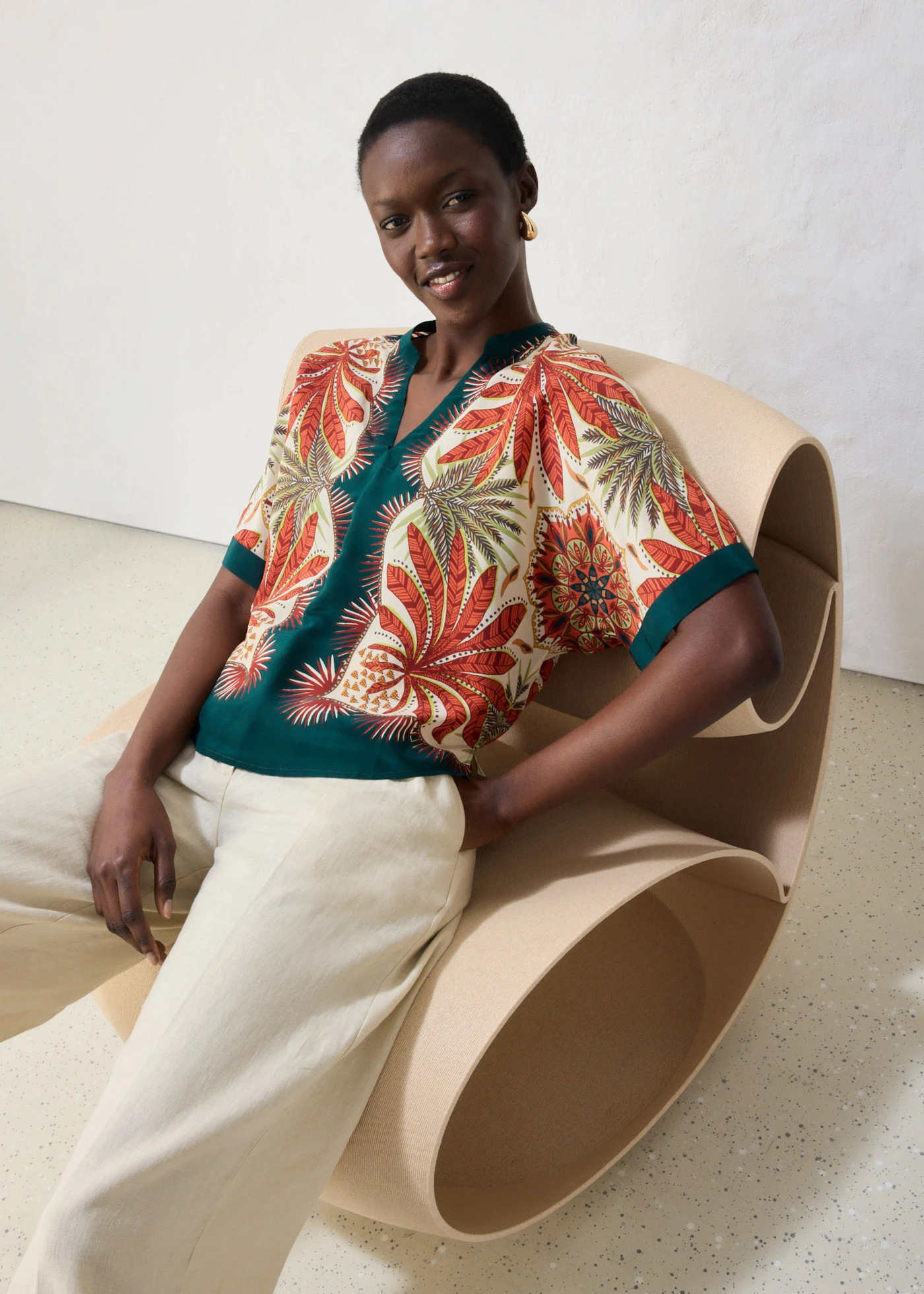 Blouse en soie mélangée • vert profond/rouge désert imprimé • Boutique bonprix