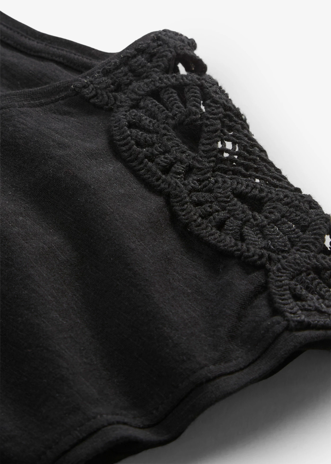 T-shirt à empiècements crochetés • noir • Boutique bonprix