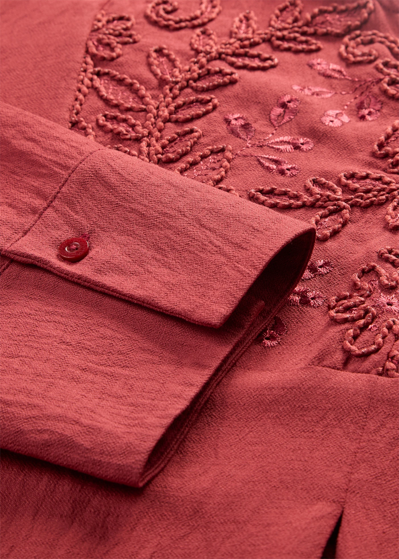 Lekka sukienka kaftanowa z ozdobną aplikacją • czerwony pustynny • sklep bonprix