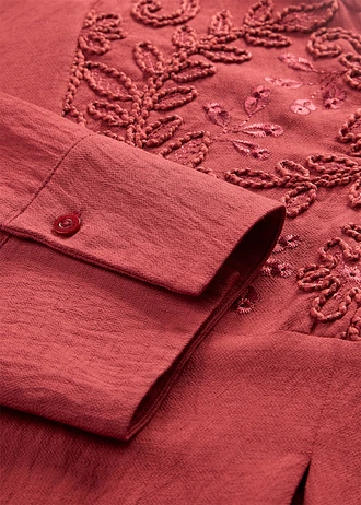 Lekka sukienka kaftanowa z ozdobną aplikacją • czerwony pustynny • sklep bonprix