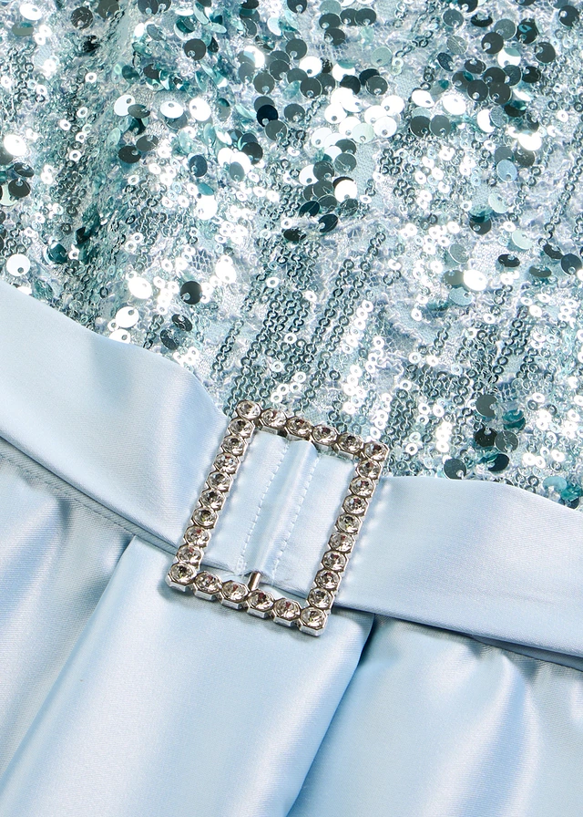 Maxi jurk van glanzend satijn met pailletten • poederblauw • product-page.page-title-suffix