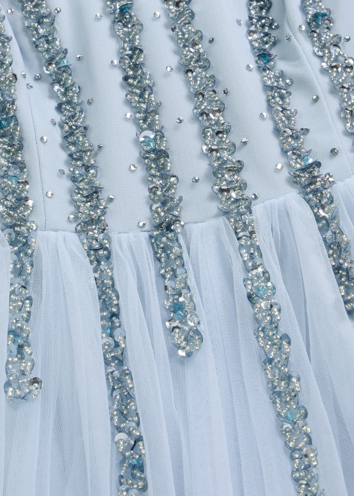 Robe longue en tulle fin avec sequins brodés • bleu poudré • Boutique bonprix