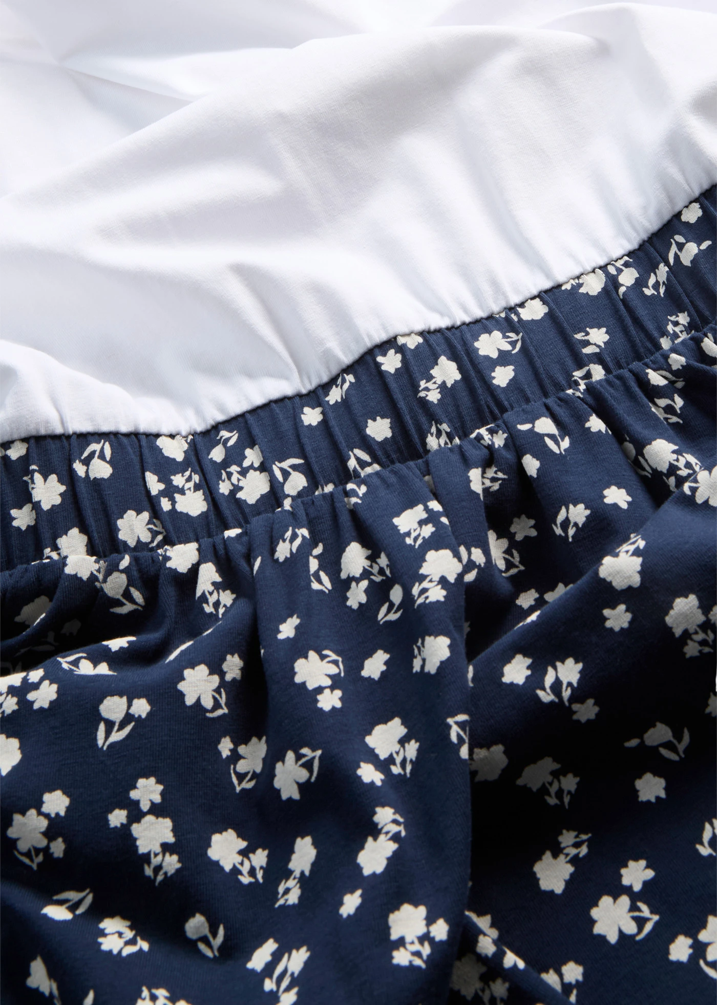 Robe en jersey coton • blanc-bleu foncé floral • Boutique bonprix