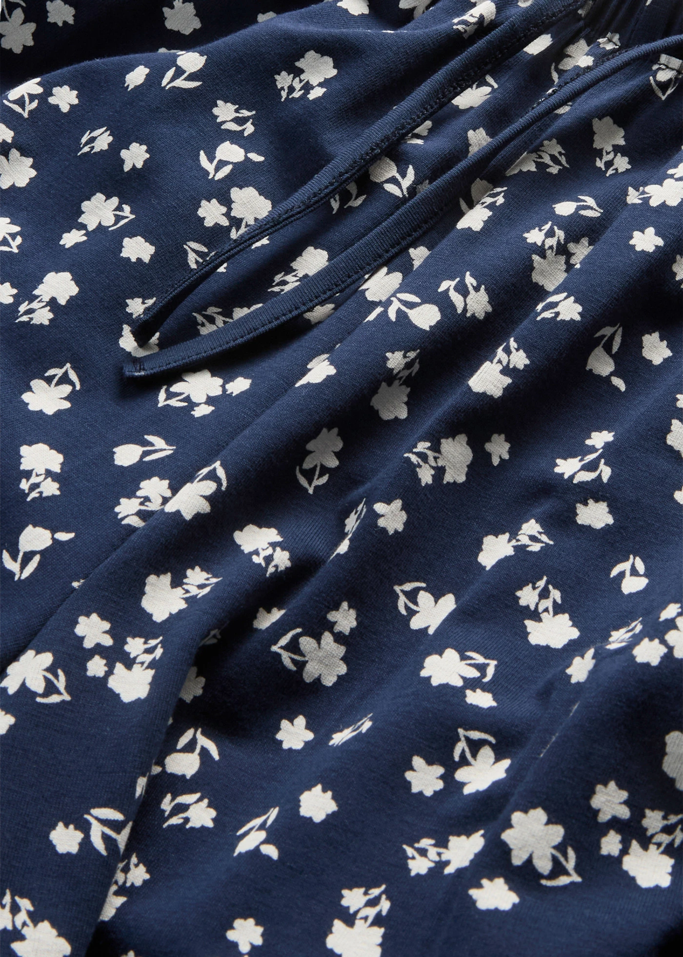 Pantaloni din jerse texturat • bleumarin/alb înflorat • magazin bonprix