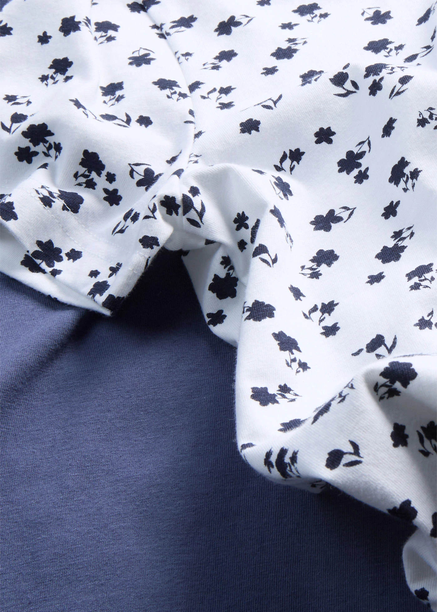 Lot de 2 T-shirts en coton extensible • blanc + indigo floral • Boutique bonprix