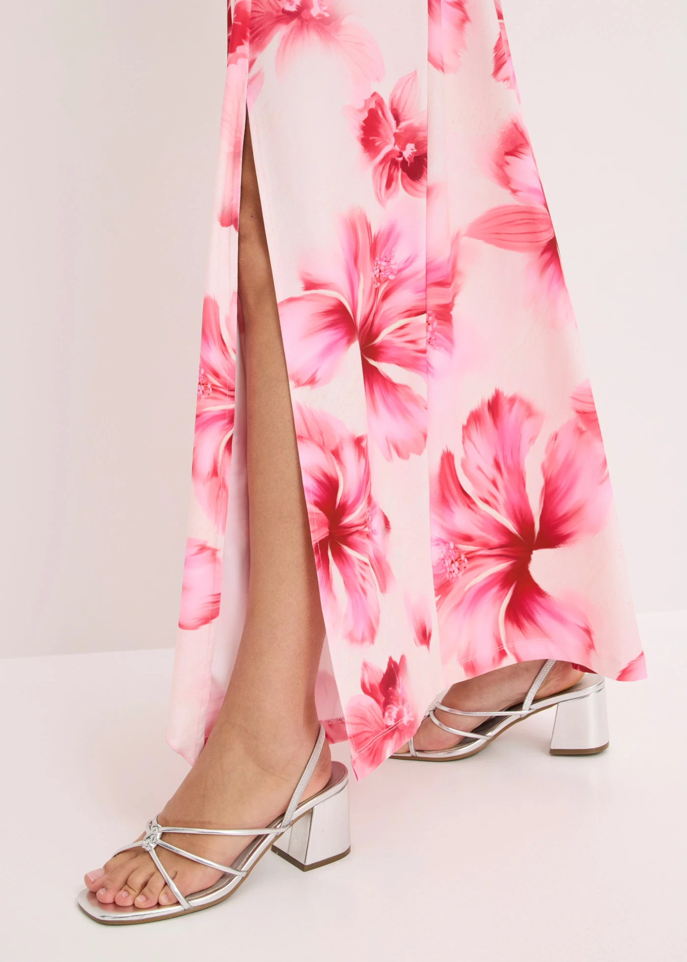 Dlouhé šaty z jemného žerzeje, s nařasením • růžová s květy • bonprix obchod