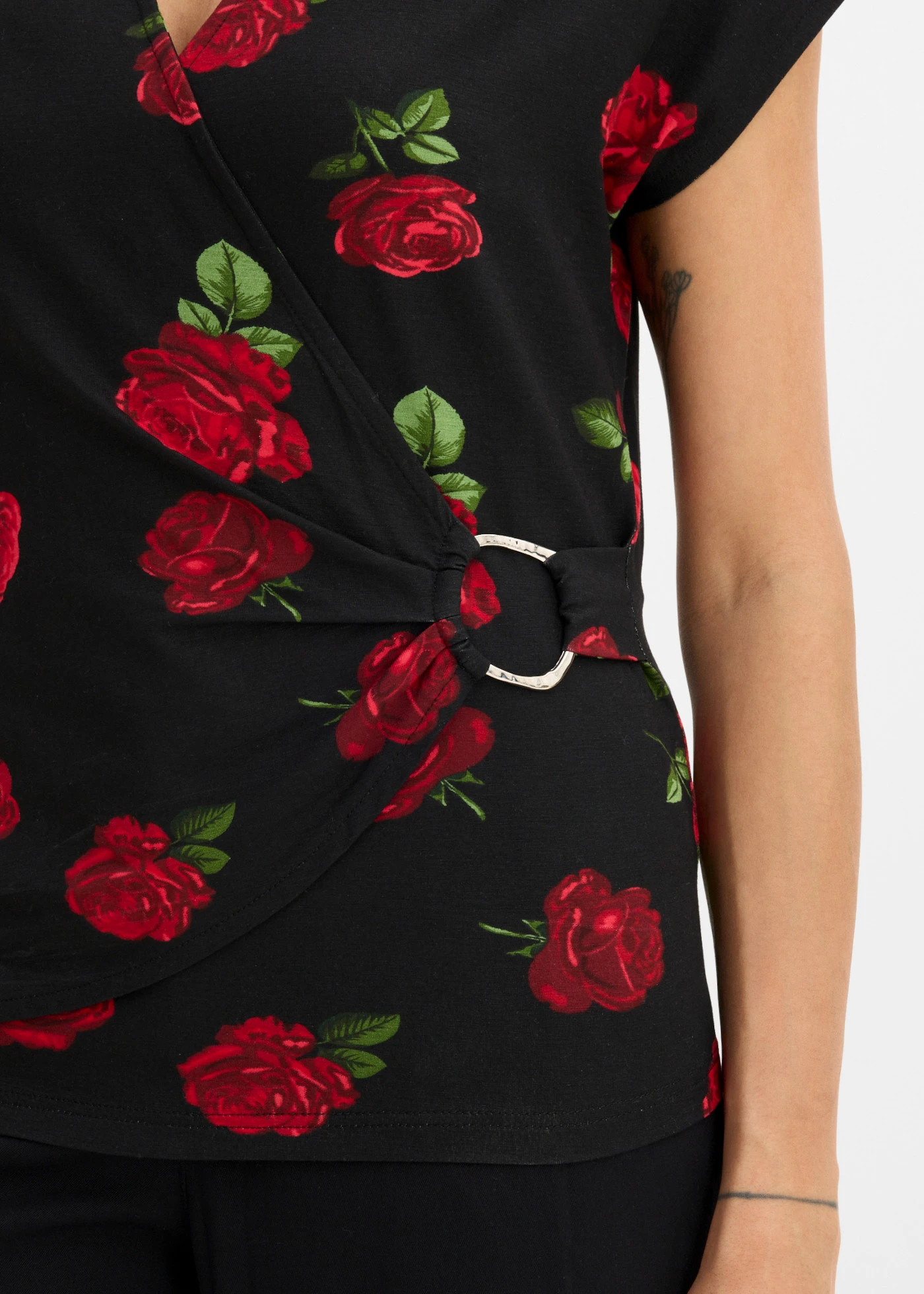 T-shirt imprimé doux en viscose extensible • noir floral • Boutique bonprix