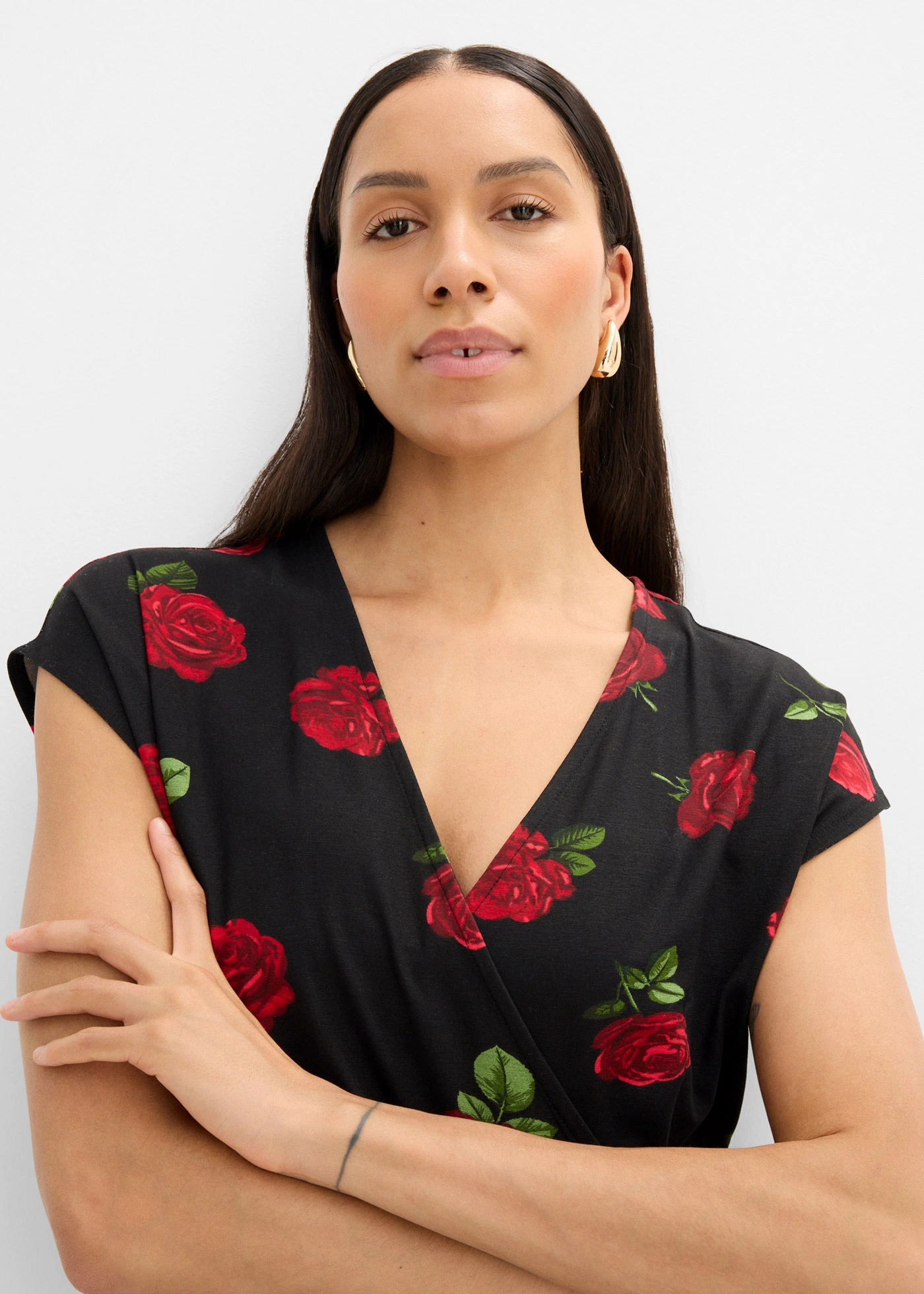 Gedessineerd shirt van een zachte viscosemix • zwart gebloemd • bonprix online shop