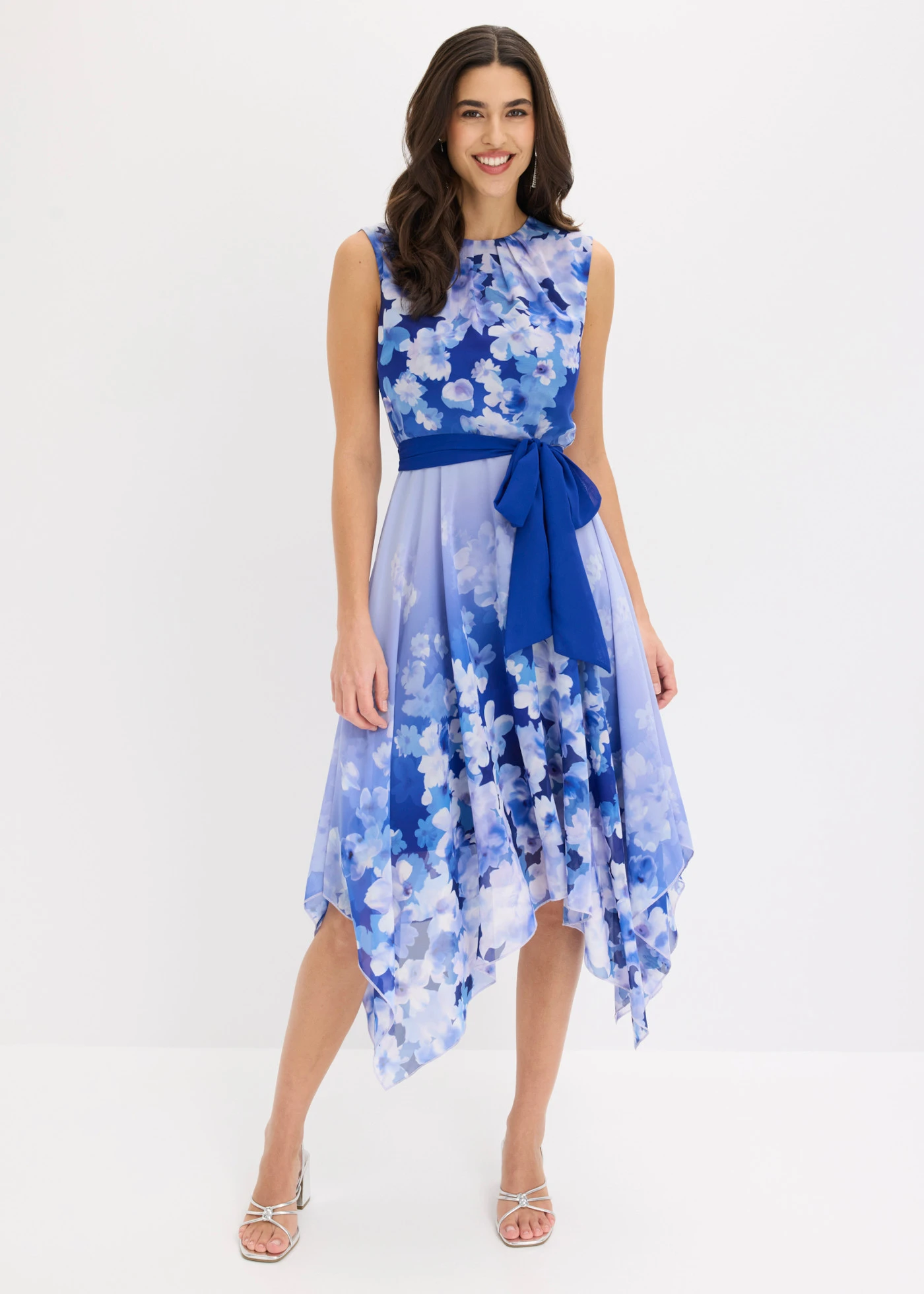 Chiffon jurk met een puntvormige zoom en striklint • blauw gebloemd • bonprix online shop