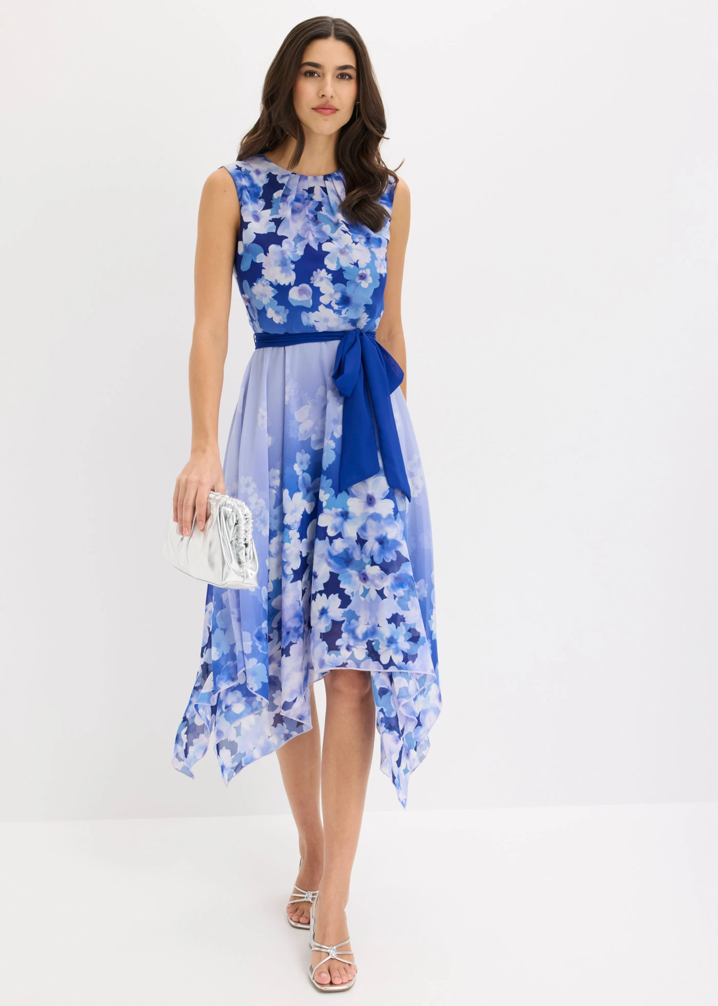 Robe en mousseline avec ceinture à nouer et jupe à pans • bleu floral • Boutique bonprix