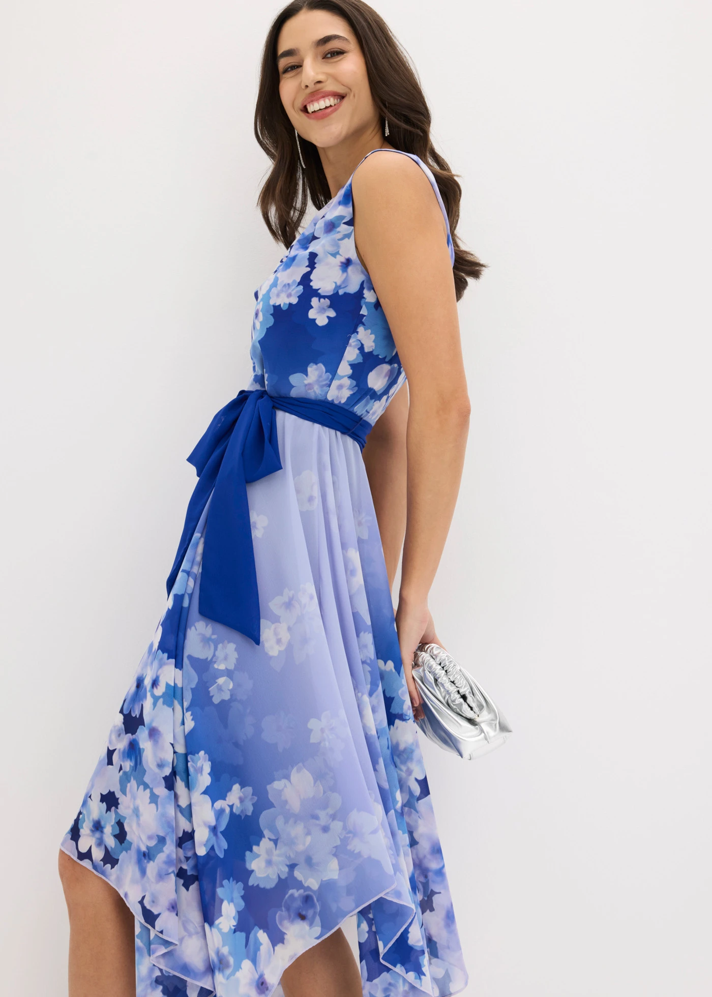 Robe en mousseline avec ceinture à nouer et jupe à pans • bleu floral • Boutique bonprix