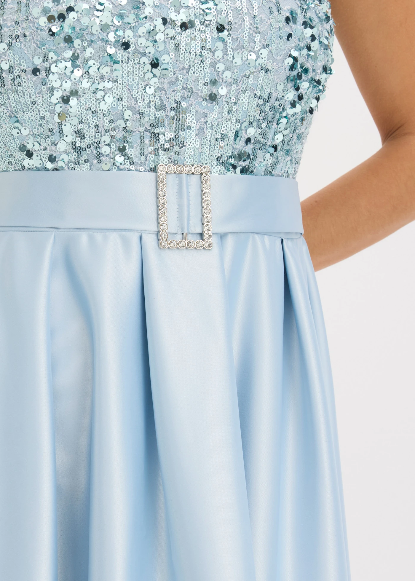 Robe de soirée en satin brillant et sequins • bleu poudré • Boutique bonprix