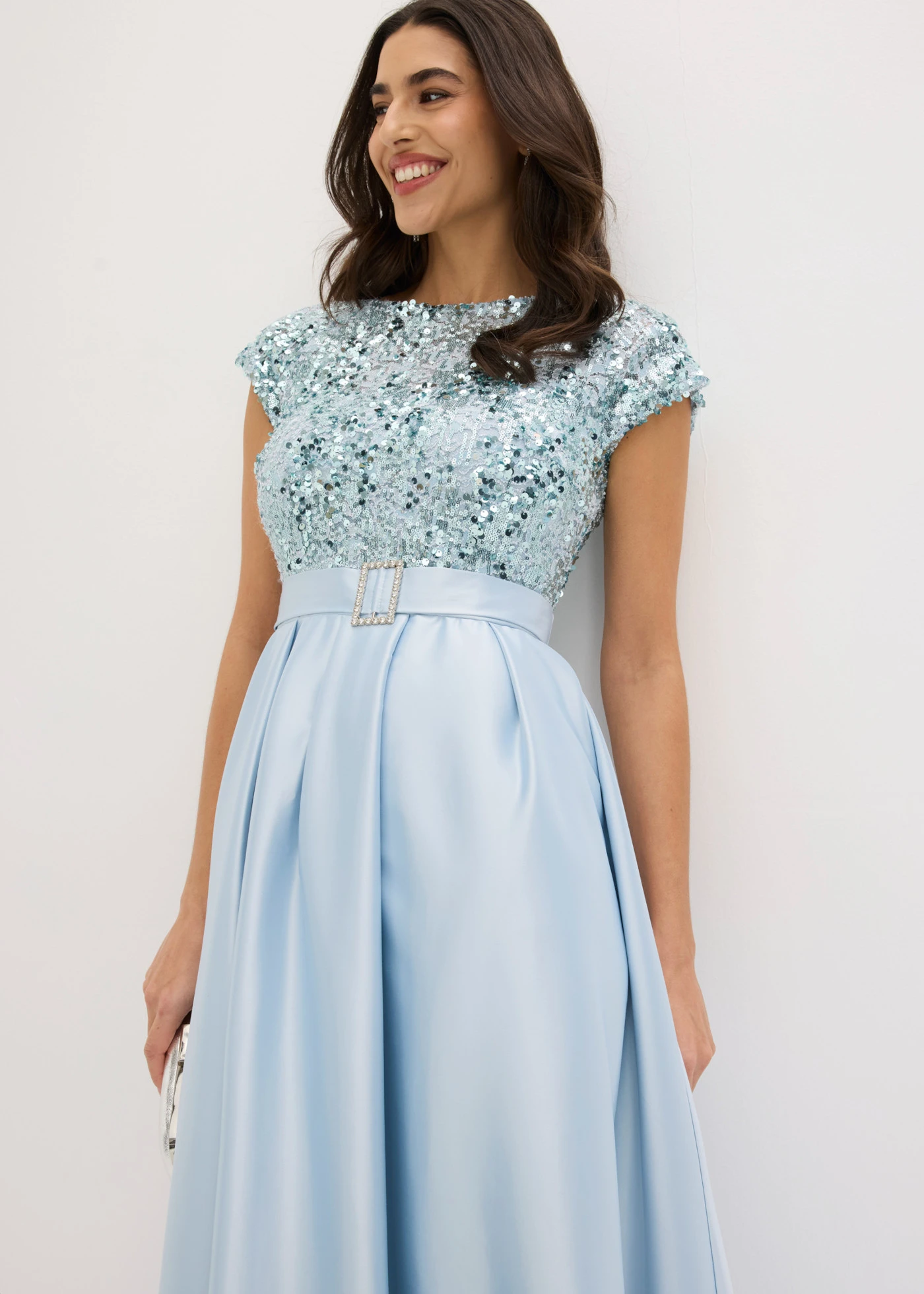 Robe de soirée en satin brillant et sequins • bleu poudré • Boutique bonprix