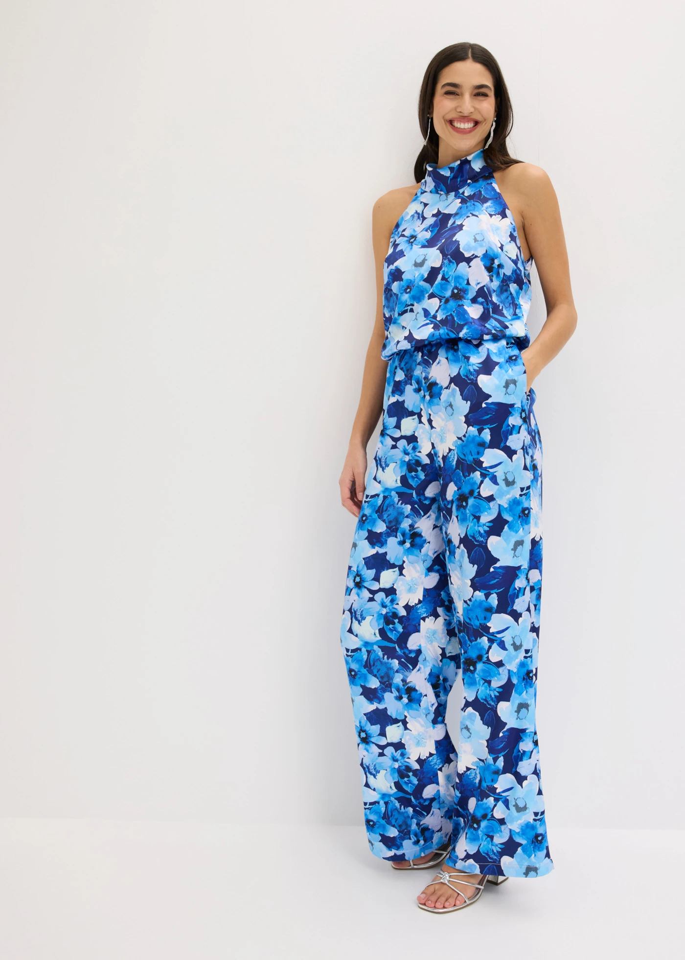 Jumpsuit van glanzend satijn • blauw gebloemd • bonprix online shop