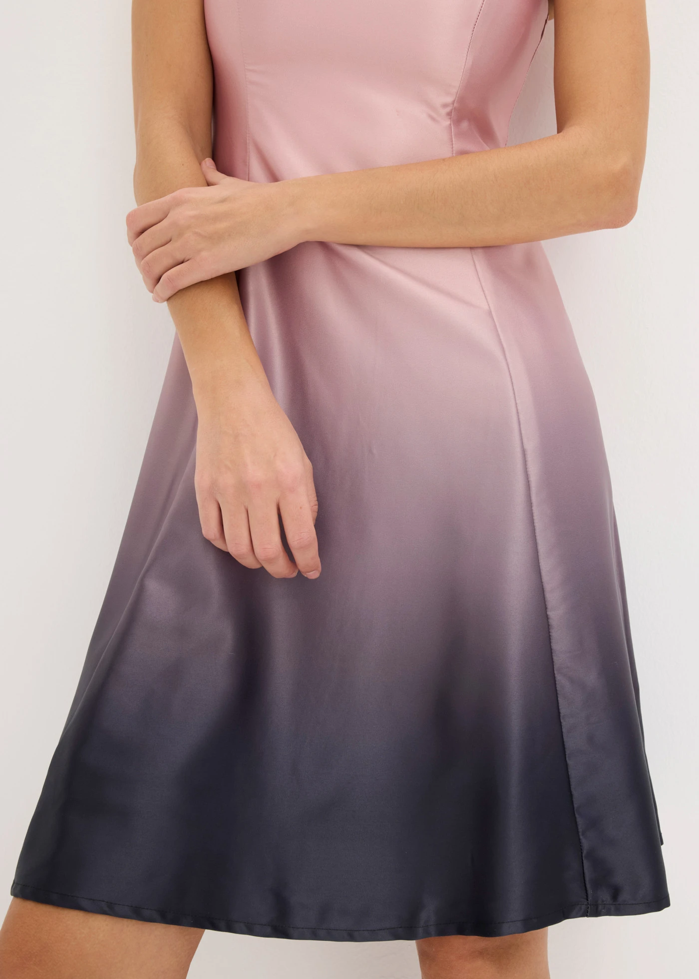 Rochie mini din satin lucios • roz pal/negru cu imprimeu • magazin bonprix