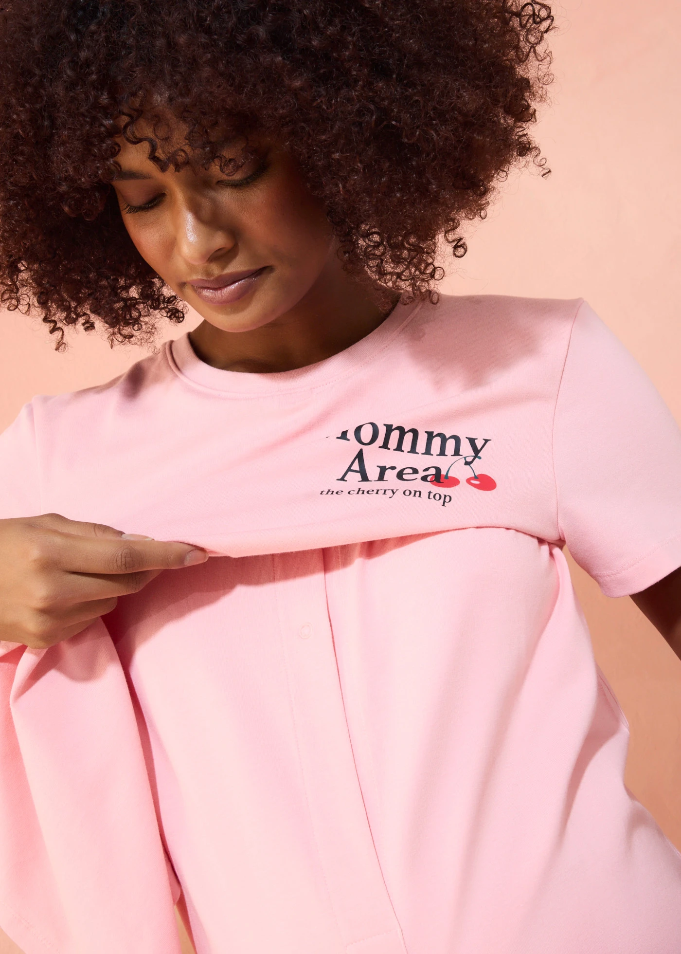 T-shirt oversize 2 w 1 na okres ciąży i do karmienia z bawełny organicznej, z nadrukiem na plecach • jasnoróżowy-czerwień lawy • sklep bonprix