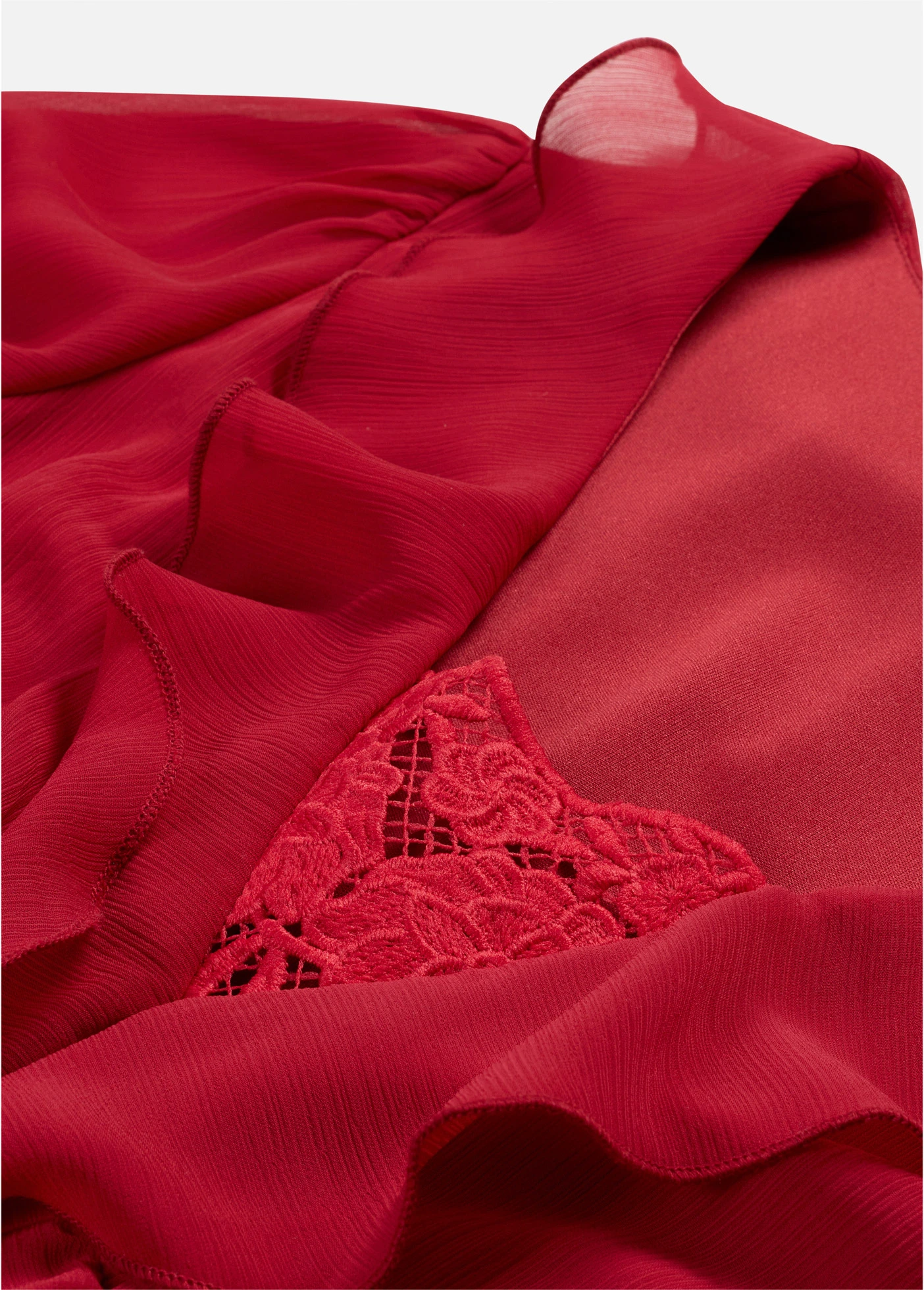 Robe en mousseline à dentelle et volants • rouge cerise • Boutique bonprix