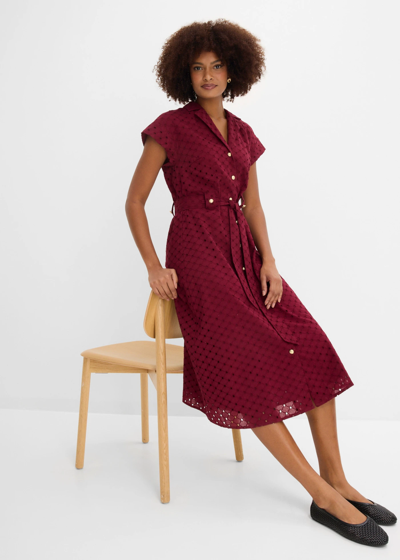 Robe-chemise en broderie anglaise • rouge rubis • Boutique bonprix